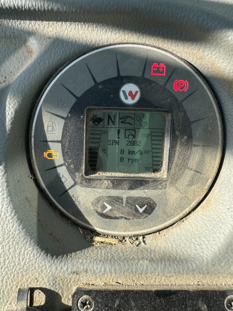 Kramer KT276 Dashboard mit Fehlermeldung und gelber Motorkontrolllampe